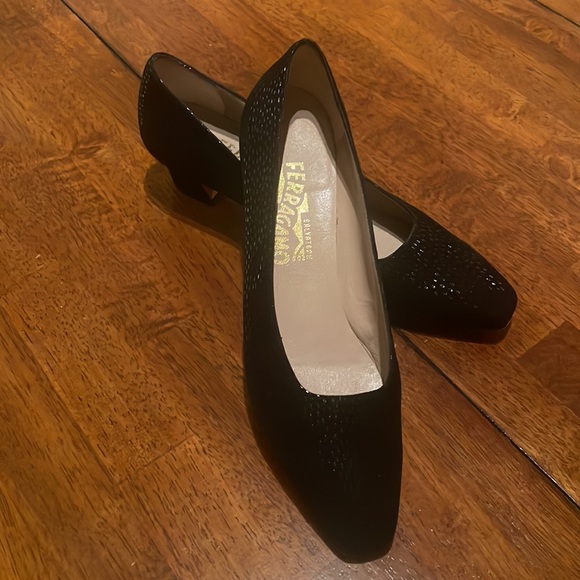 Salvatore Ferragamo black suede, Ladies 8 1/2 AA, very elegant. - Picture 9 of 9